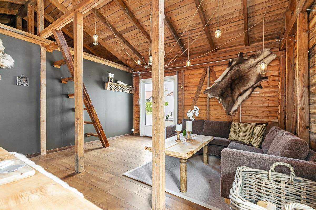 Store vindusflater som slipper inn godt med lys. Galleribilde