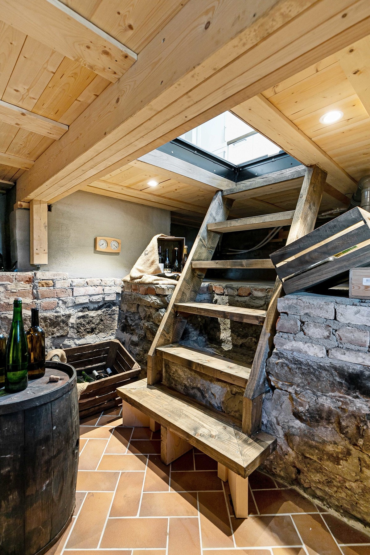 Flislagt gulv og vegger i murt stablestein. Galleribilde