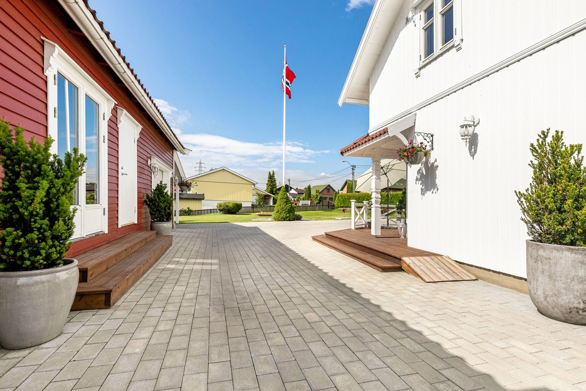 Låven ble omgjort til vinterhage, bryggerrom og garasje. Galleribilde