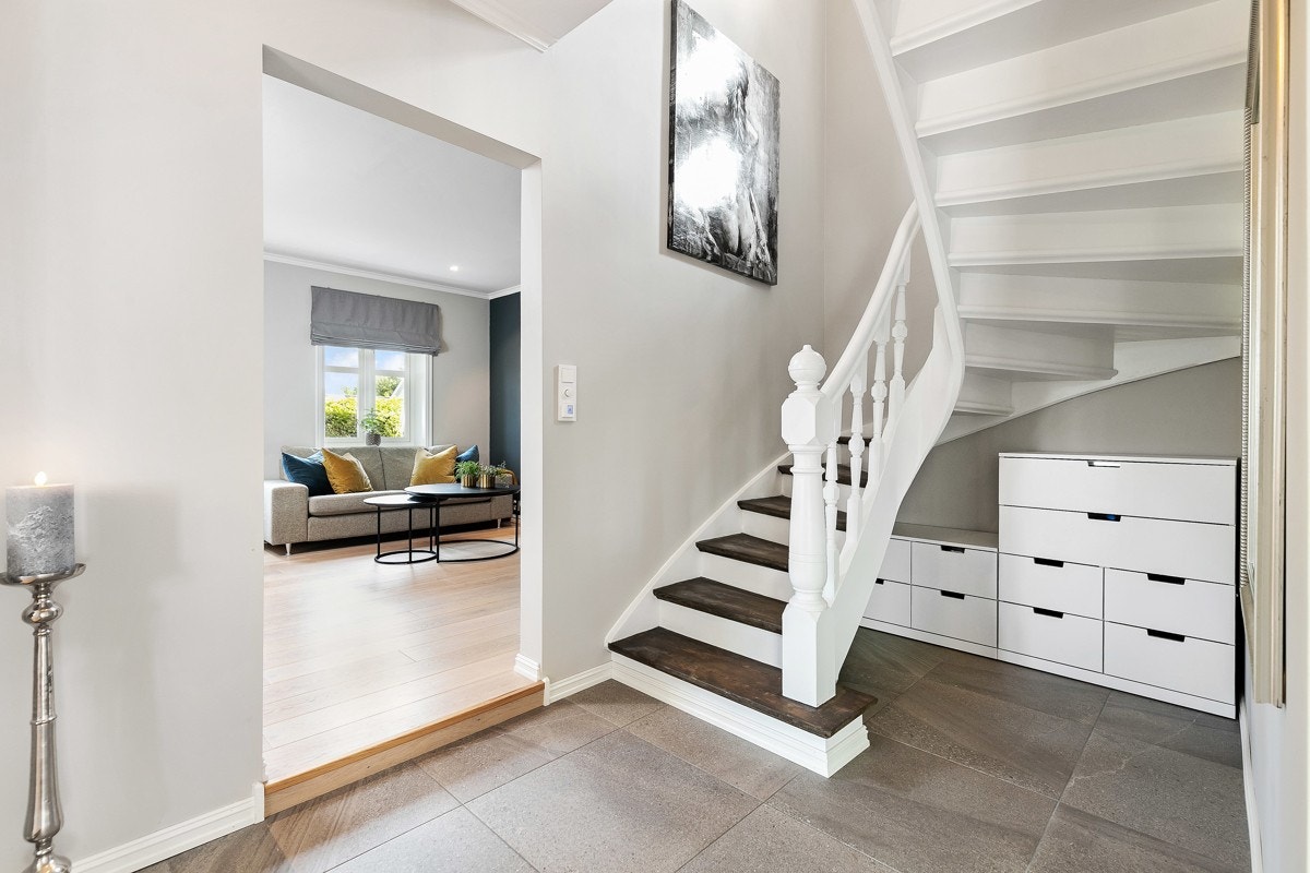 Smakfulle gulvfliser, nylig malte vegger, downlights. Galleribilde