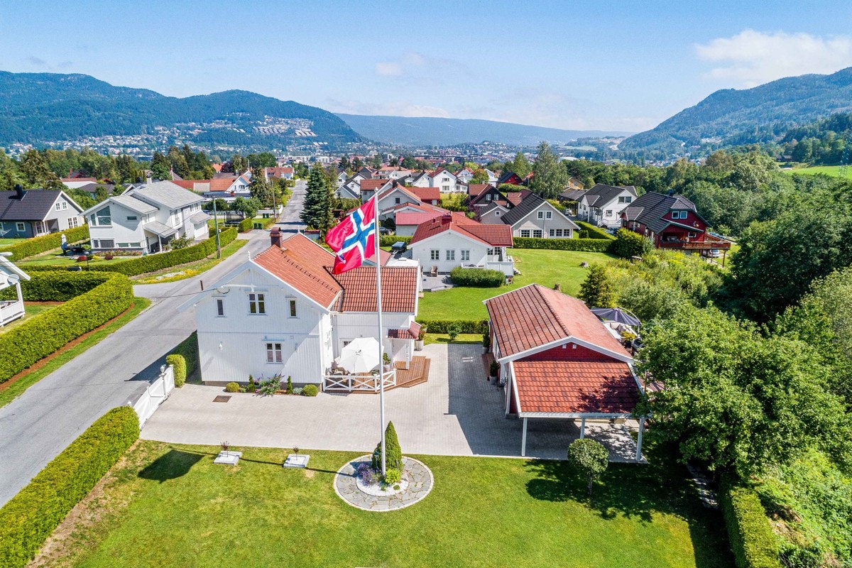 PrivatMegleren ved John Granly Steen har gleden av å presentere denne strøkne Sveitservillaen! Høy standard - Betydelig påkostet i 2016 - Låve, bryggerhus, garasje og carport - Tomt på over 3 mål! Galleribilde