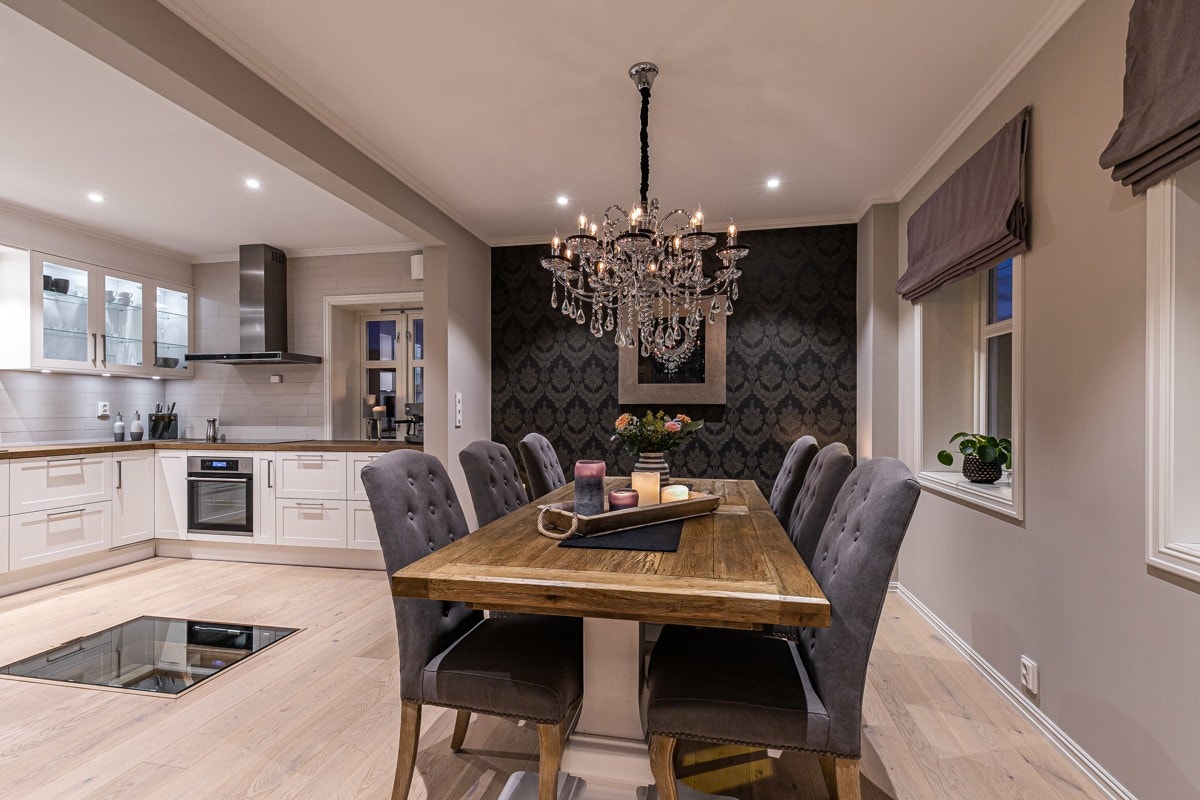 Spisestuen har plass til langbord. Galleribilde