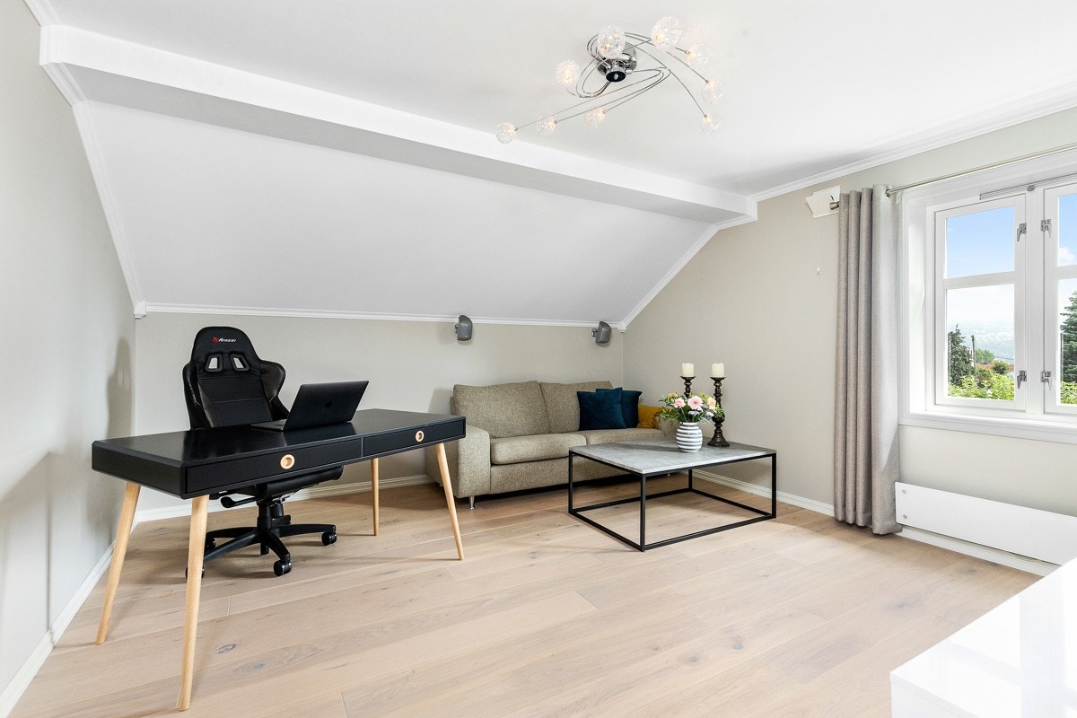 Rommet er har godt med lysinslipp som gir en luftig følelse. Galleribilde