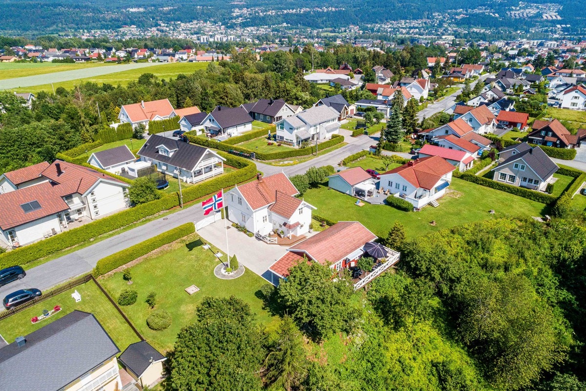 Tomten består av en stor hage samt noe skog. Galleribilde