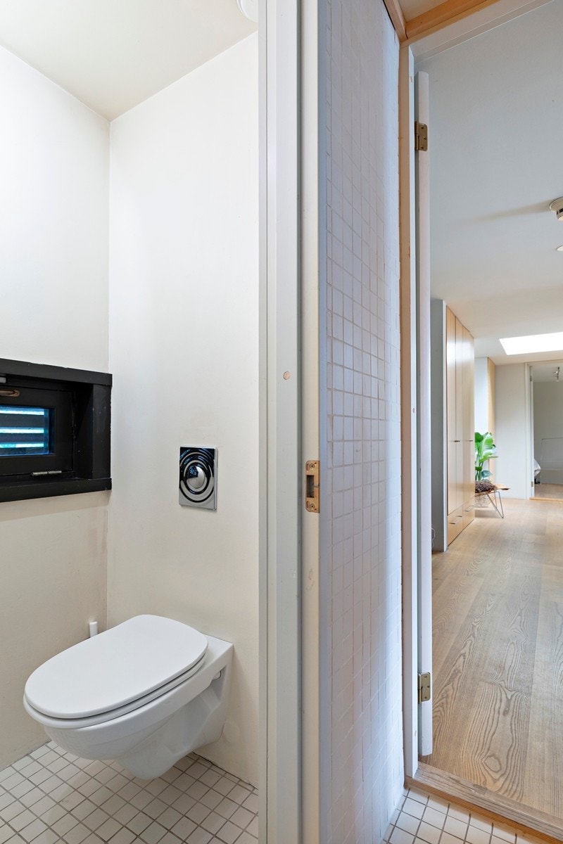 Eget toalettrom inne på badet Galleribilde