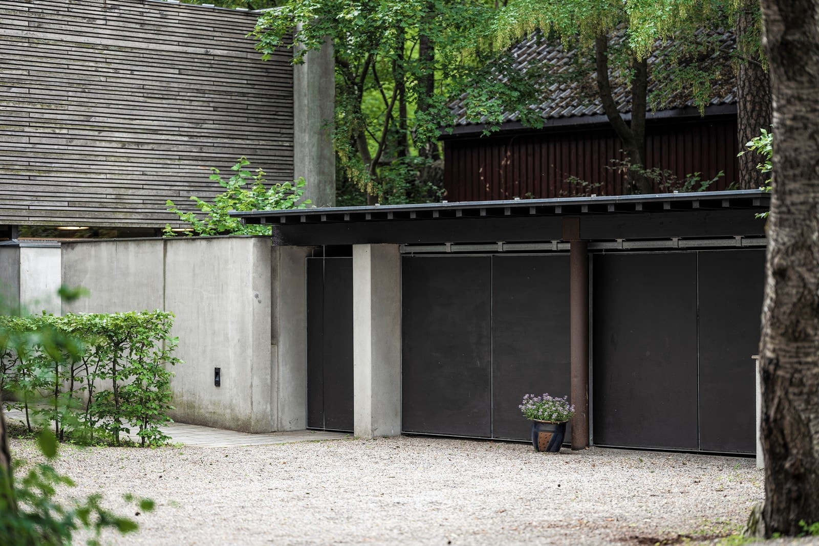 Dobbel garasje som tilhører dette huset Galleribilde