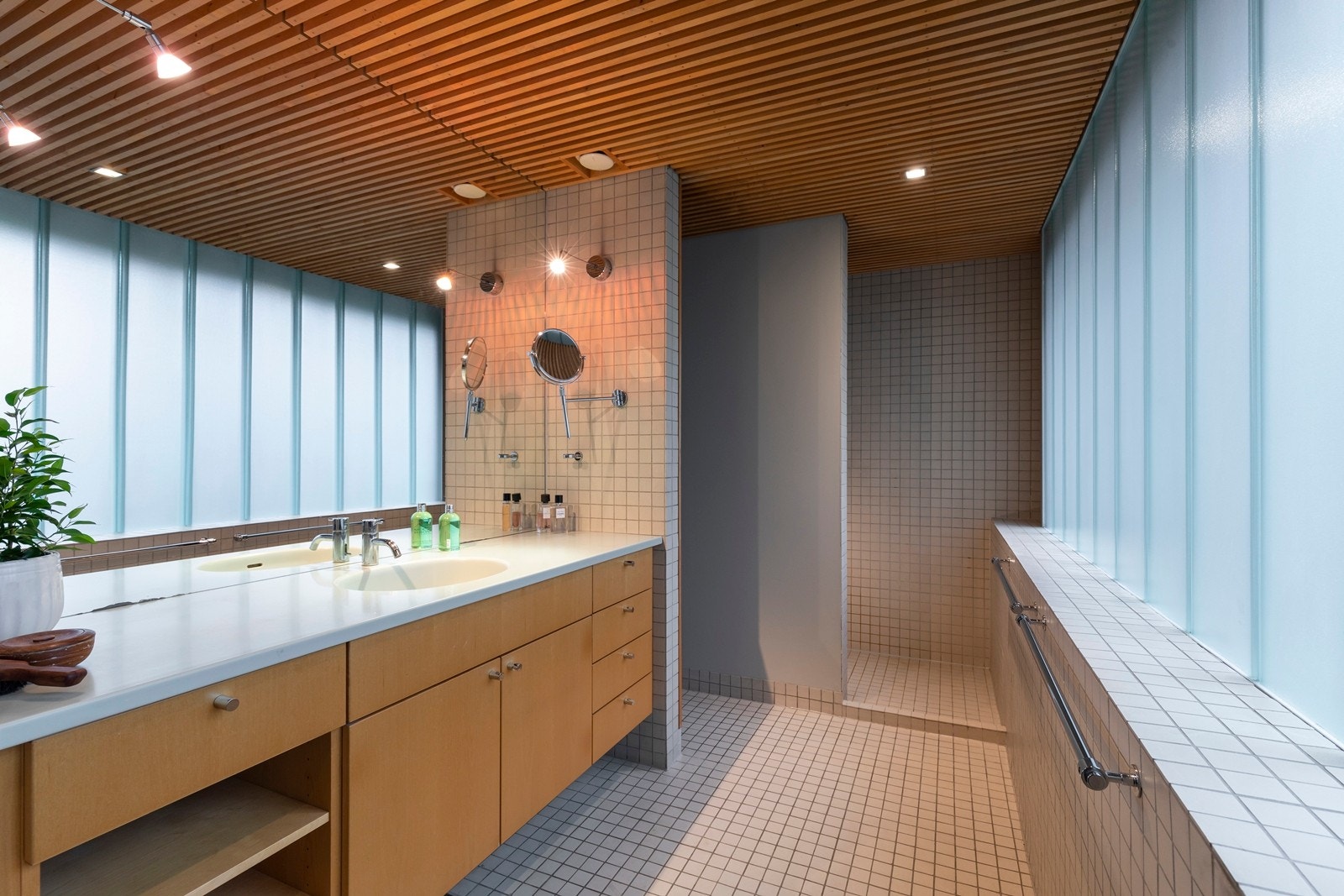 Pent flislagt bad med dusj, badekar og servant. Flotte spiler i taket. Galleribilde