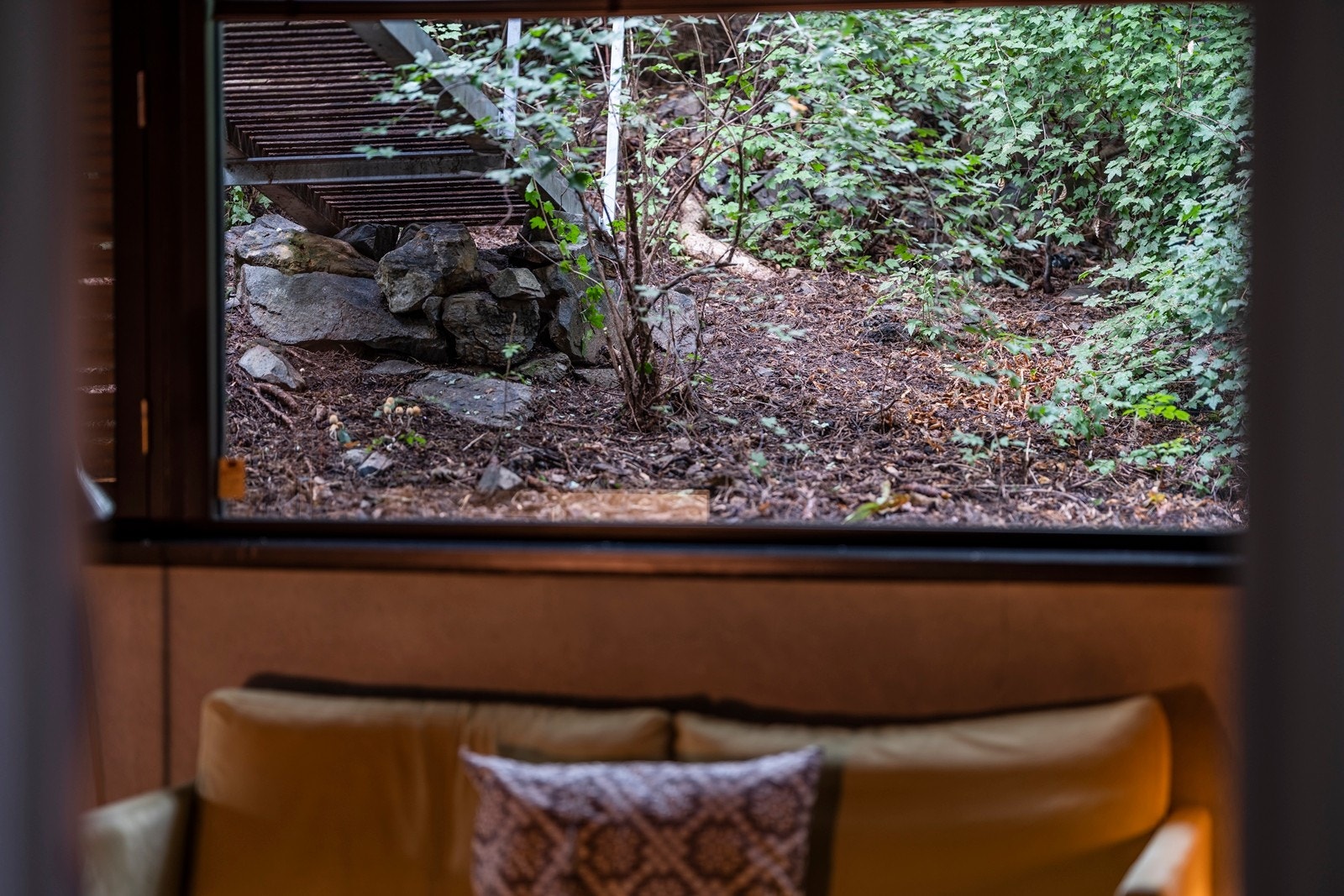 Stor vindusflate med utsyn ut mot hagen skaper illusjon om et lekkert maleri på veggen. Galleribilde