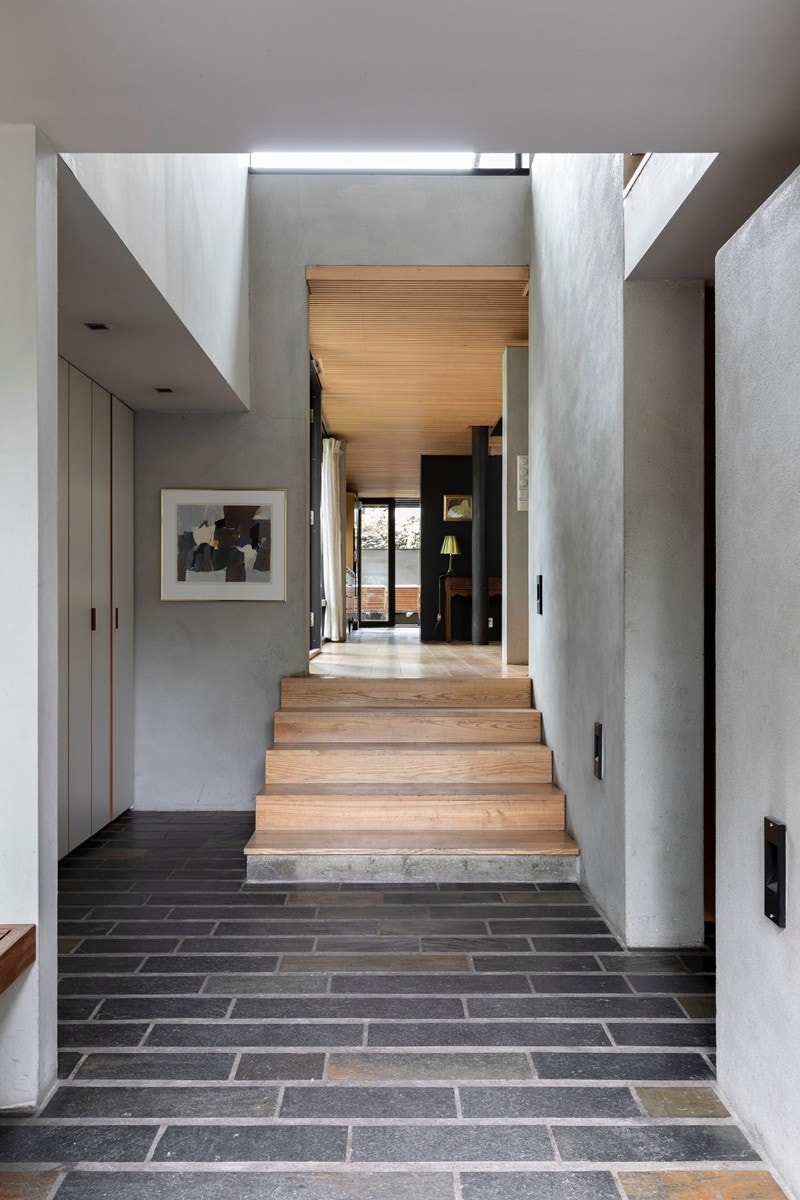 Flislagt hall med flott belysning samt overlys fra trapperom på 4,73 meter Galleribilde