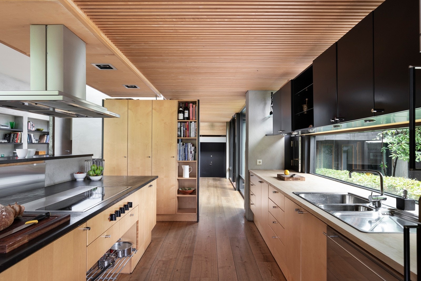 Innholdsrikt kjøkken med gode lagringsmuligheter og arbeidsflater. Galleribilde