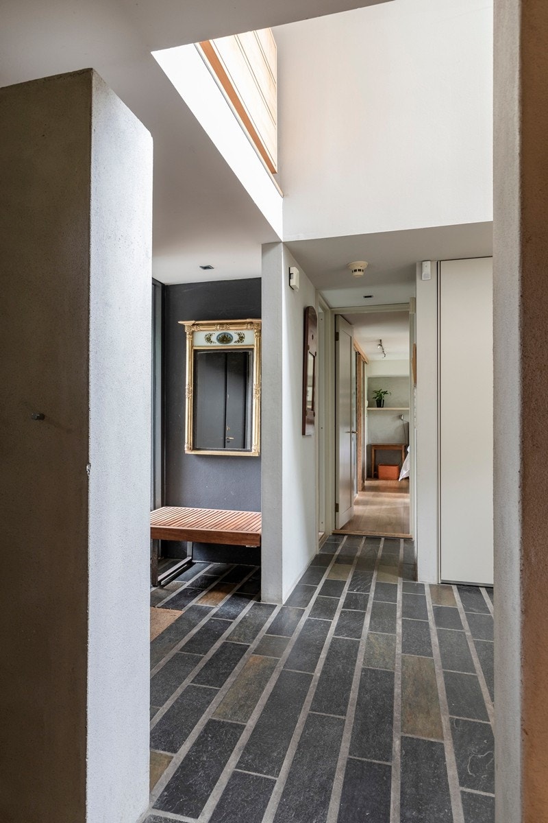 Hall, her sett inn mot master bedroom Galleribilde