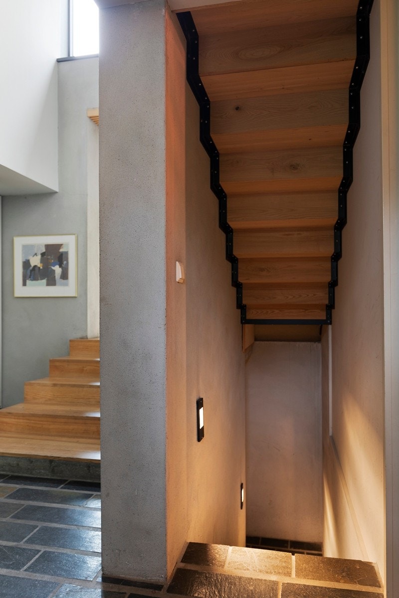 Flislagt trapp fra hallen ned til kjelleren Galleribilde