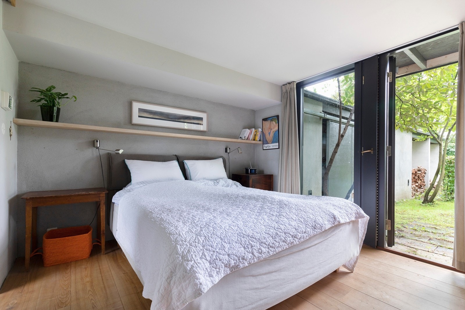 Masterbedroom i 1. etasje med eget bad, garderobeskap og utgang til hagen Galleribilde