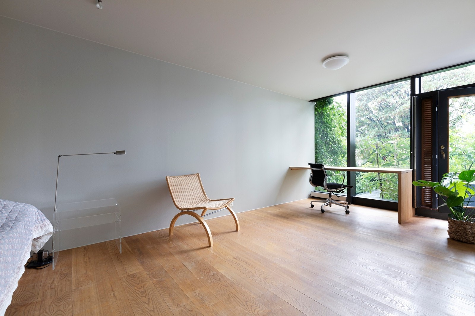 Ett av tre soverom i 2. etasje. Her med utgang til luftebalkong. Alle soverommene i andre etasje ble malt i 2019 Galleribilde