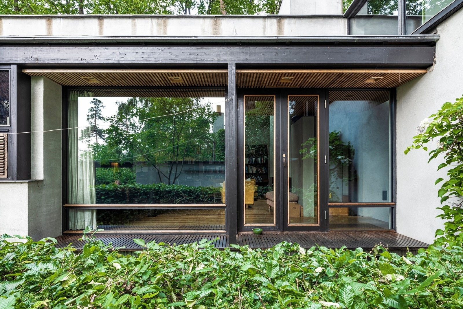 Rikelig med vindusflater ut mot hagen Galleribilde