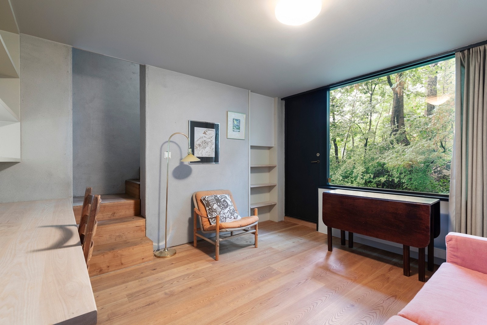 Soverom/kontor i 2. etasje med trapp opp til takterrasse og dør ut til bro ned til baksiden av huset Galleribilde