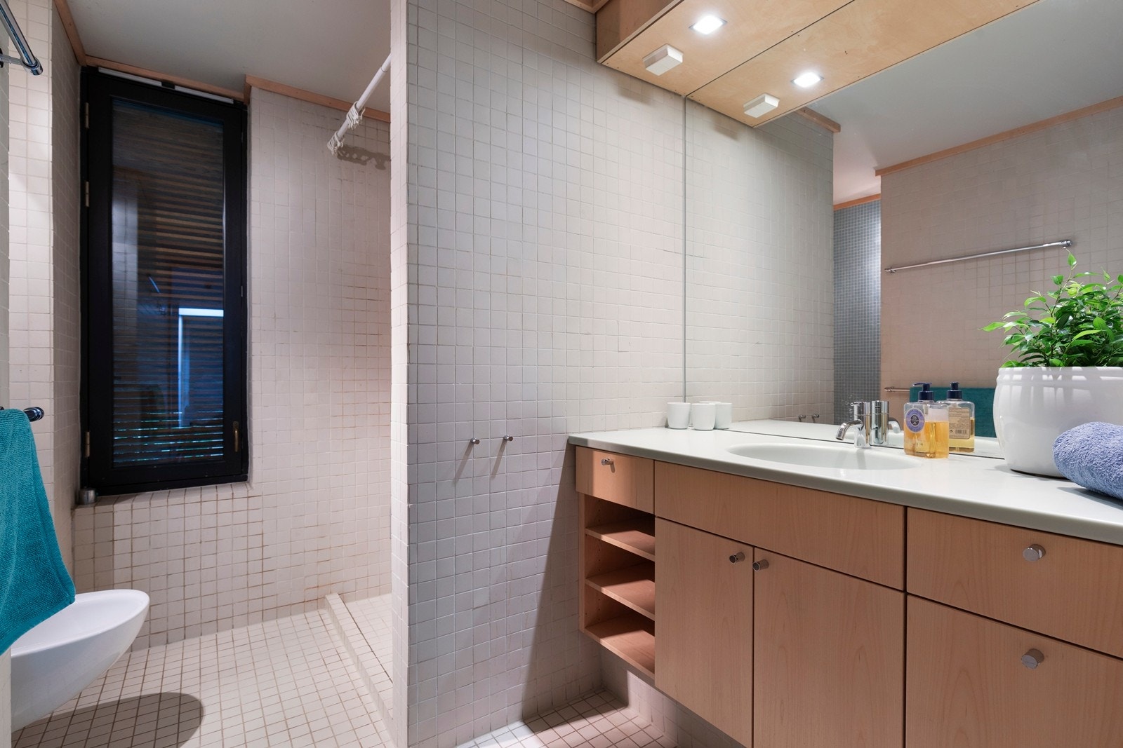 Bad i 2. etasje med dusj, servsnt med underskap, bidè og eget rom med klosett Galleribilde