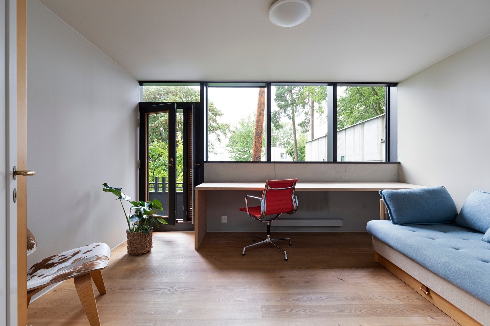 Ett av tre soverom i 2 etasje. Her med utgang til luftebalkong som deles med naborommet Galleribilde