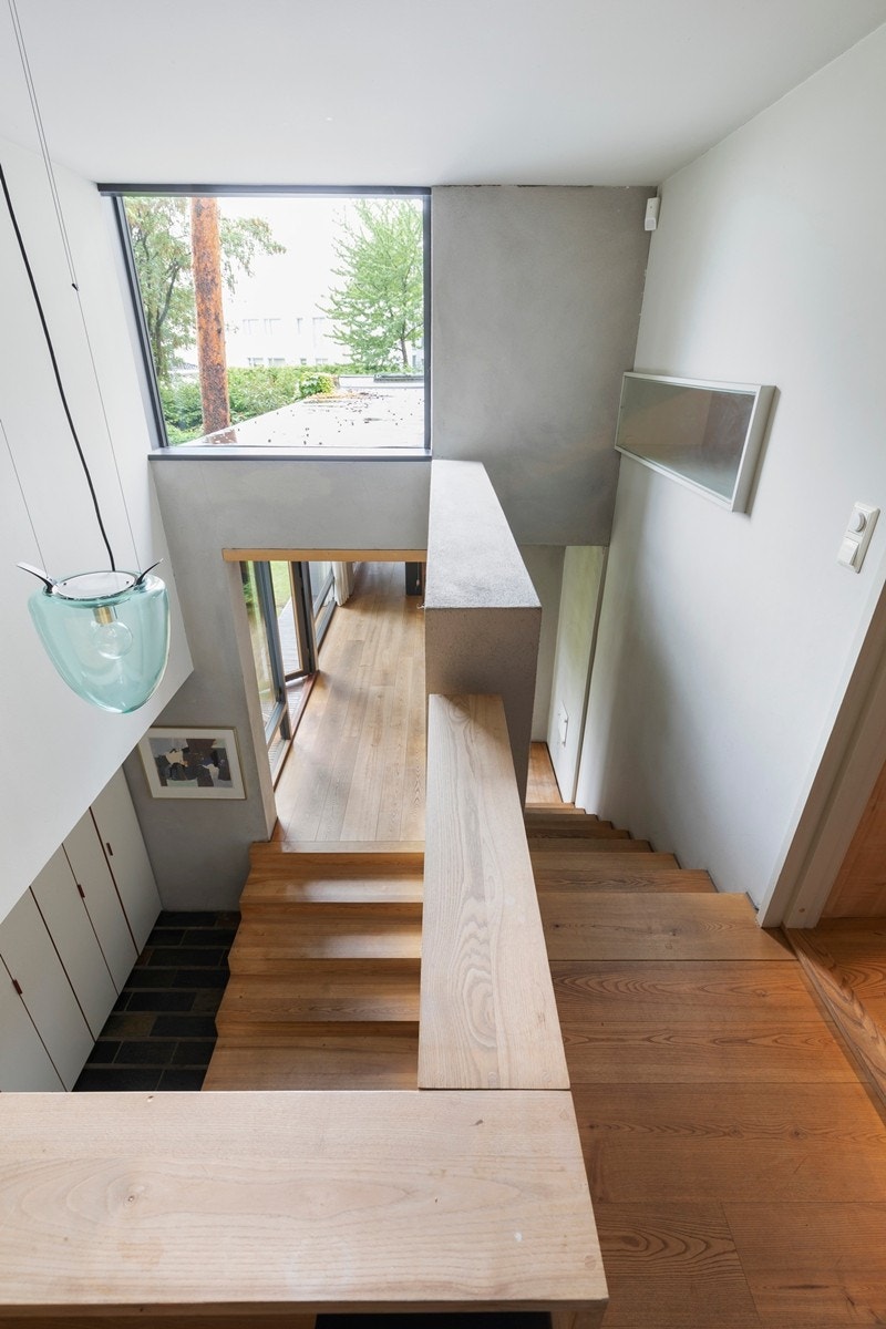 Åpent trappeløp fra første til andre etasje, med naturlig lys fra taket Galleribilde