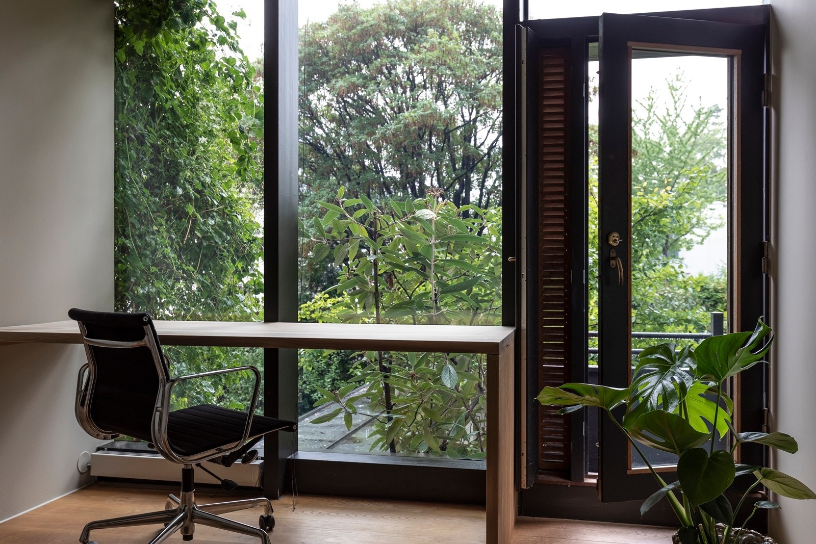 Lett og nyte stillheten og roen med slik utsikt Galleribilde