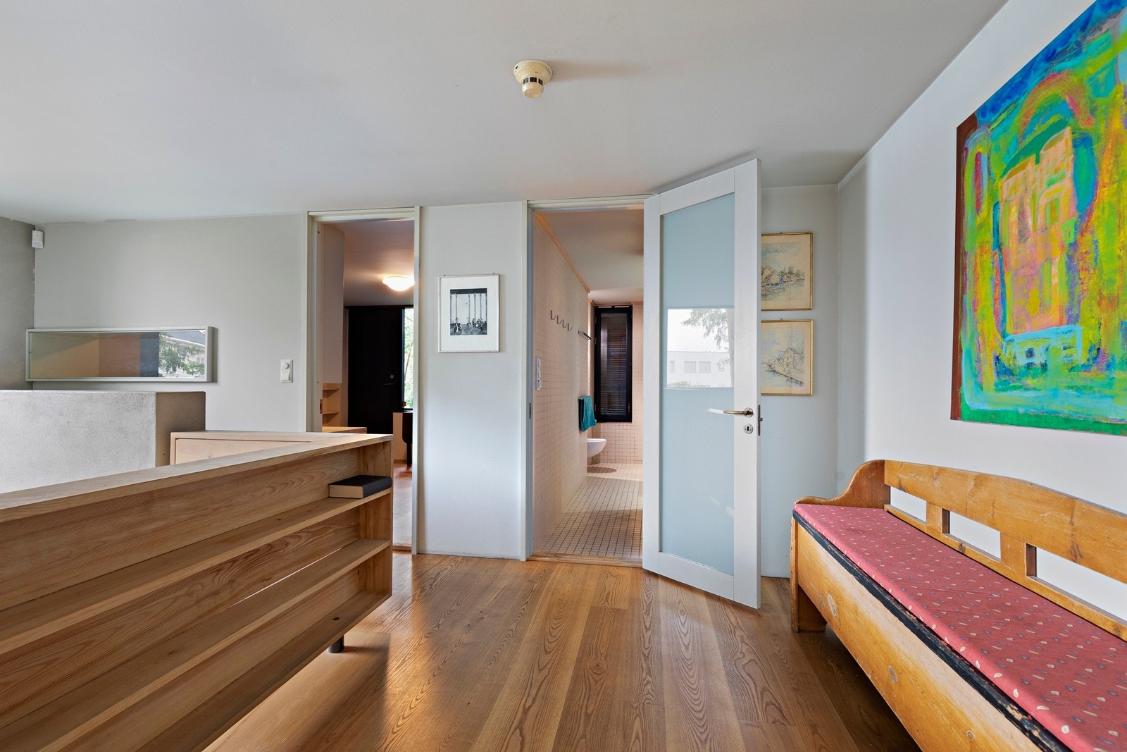 Mellomgang i 2. etasje, her sett inn mot bad og soverom/kontor Galleribilde