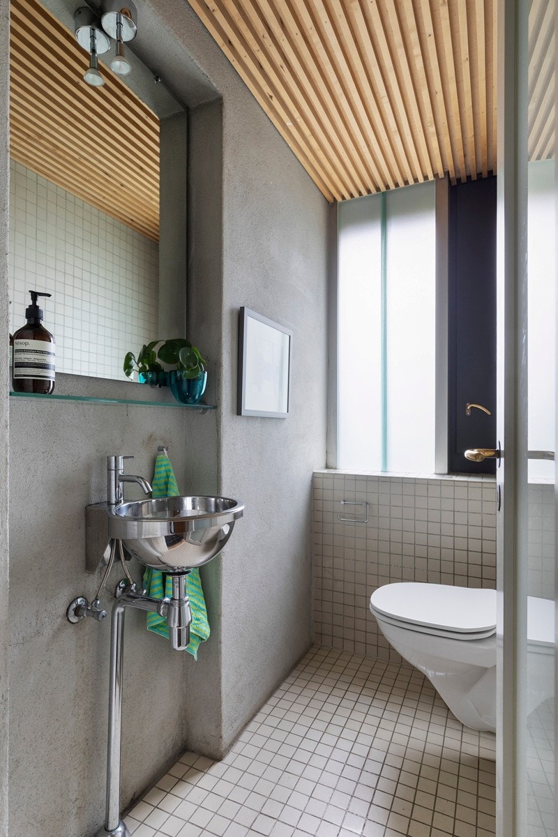 Eget toalettrom med servant i hallen. Galleribilde