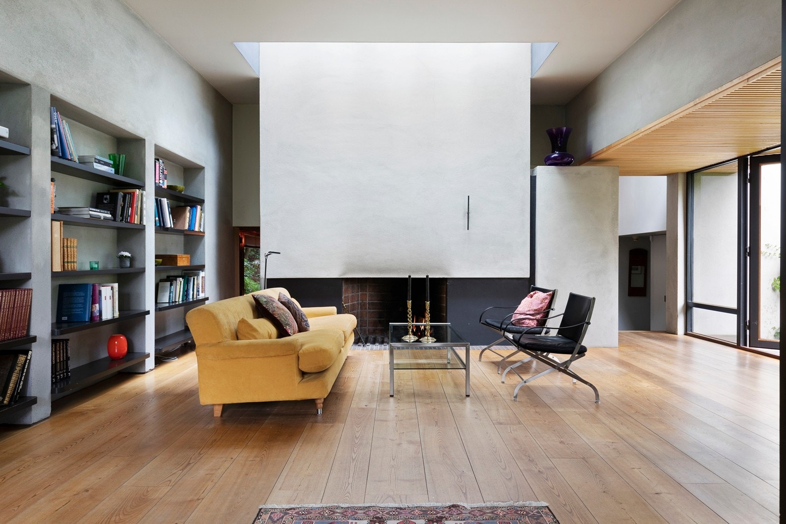 Overlys fra glassflate over peisen gir et fantastisk lys inn i rommet Galleribilde