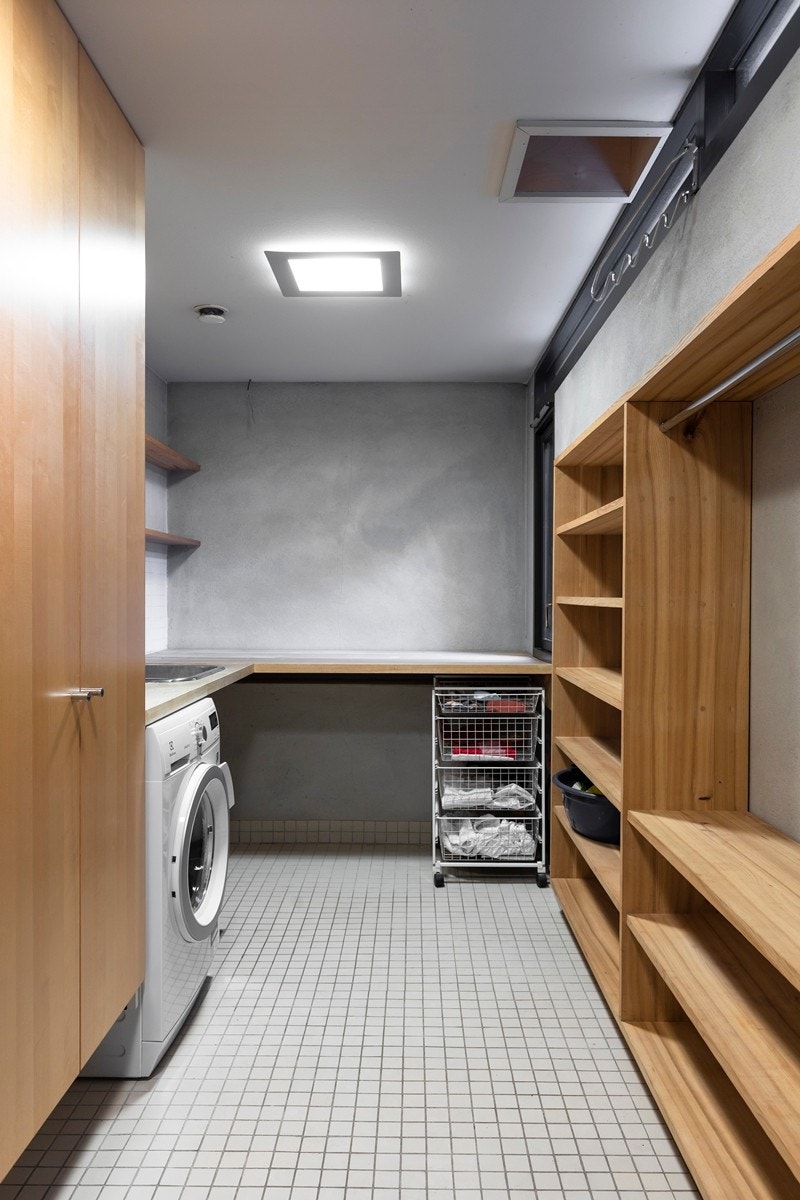 Stort vaskerom med inngang fra hallen Galleribilde