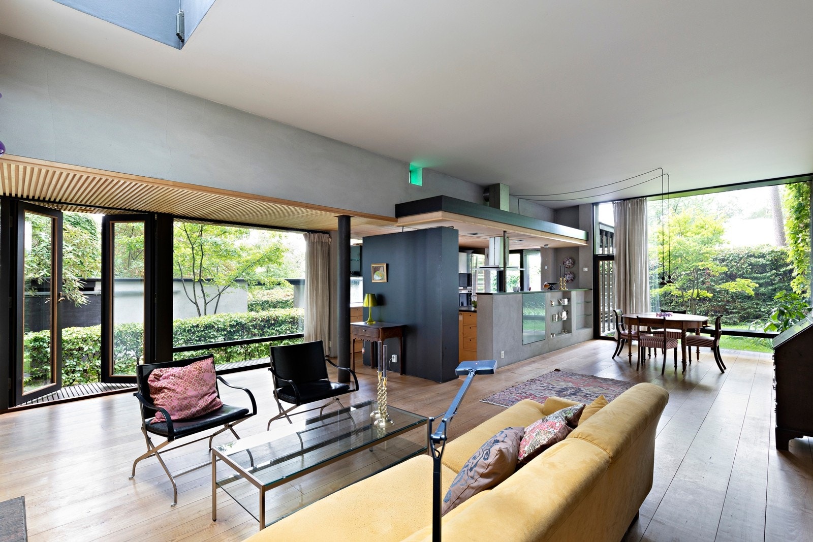 I 1. etasje har du et lekkert oppholdsrom med stue, spiseplass og kjøkken Galleribilde