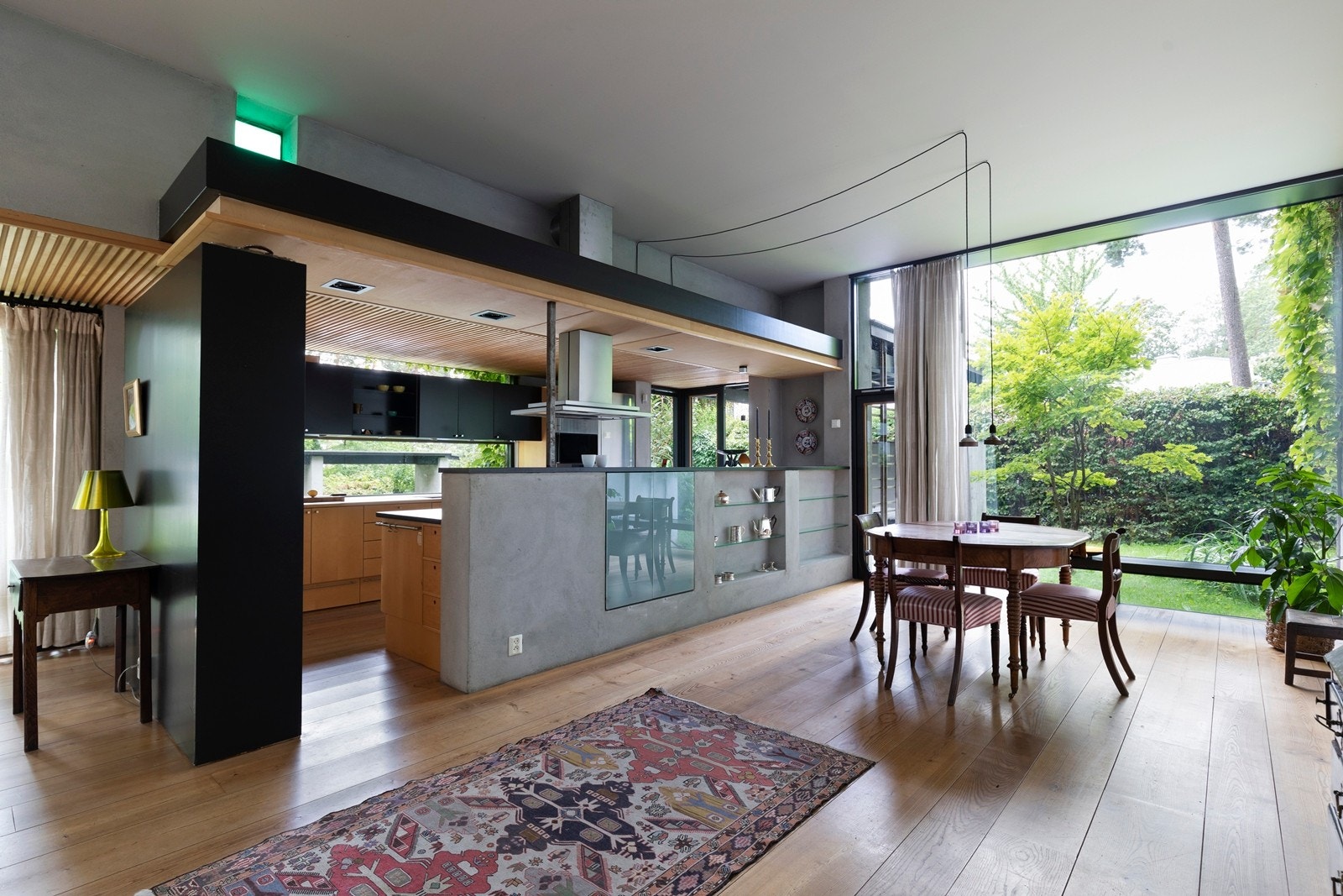 Kjøkken og spiseplass i flotte omgivelser Galleribilde