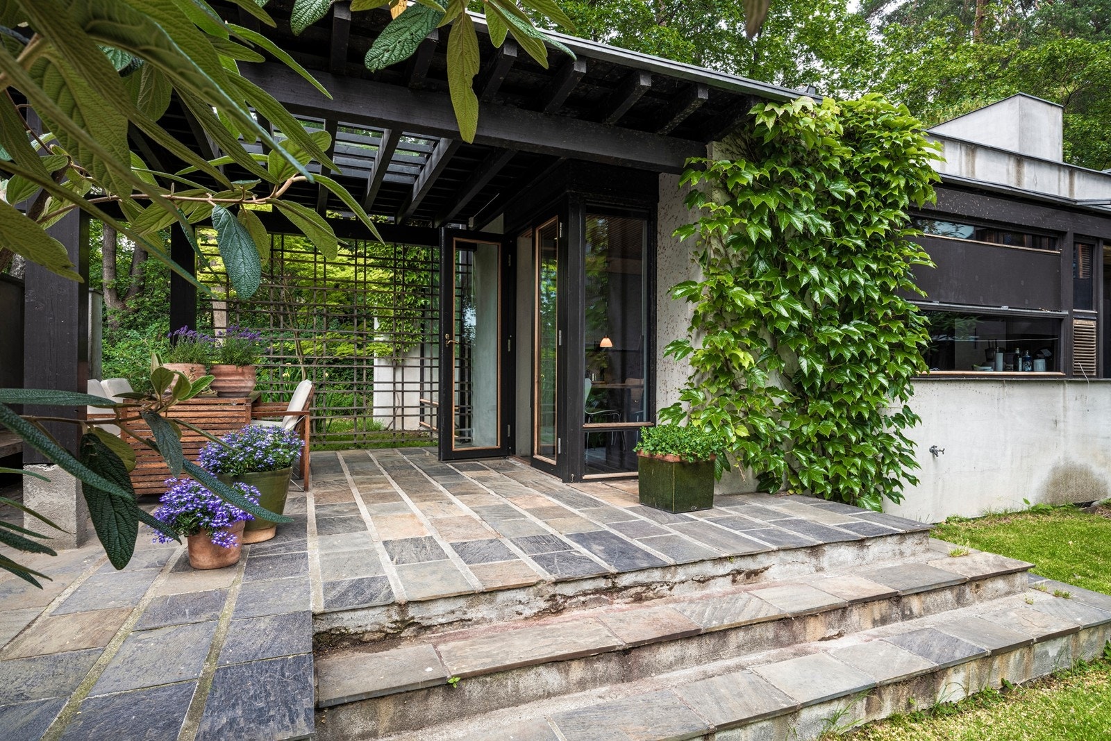 Flott uteplass med overbygg i tre og glassflate for lysinnslipp Galleribilde