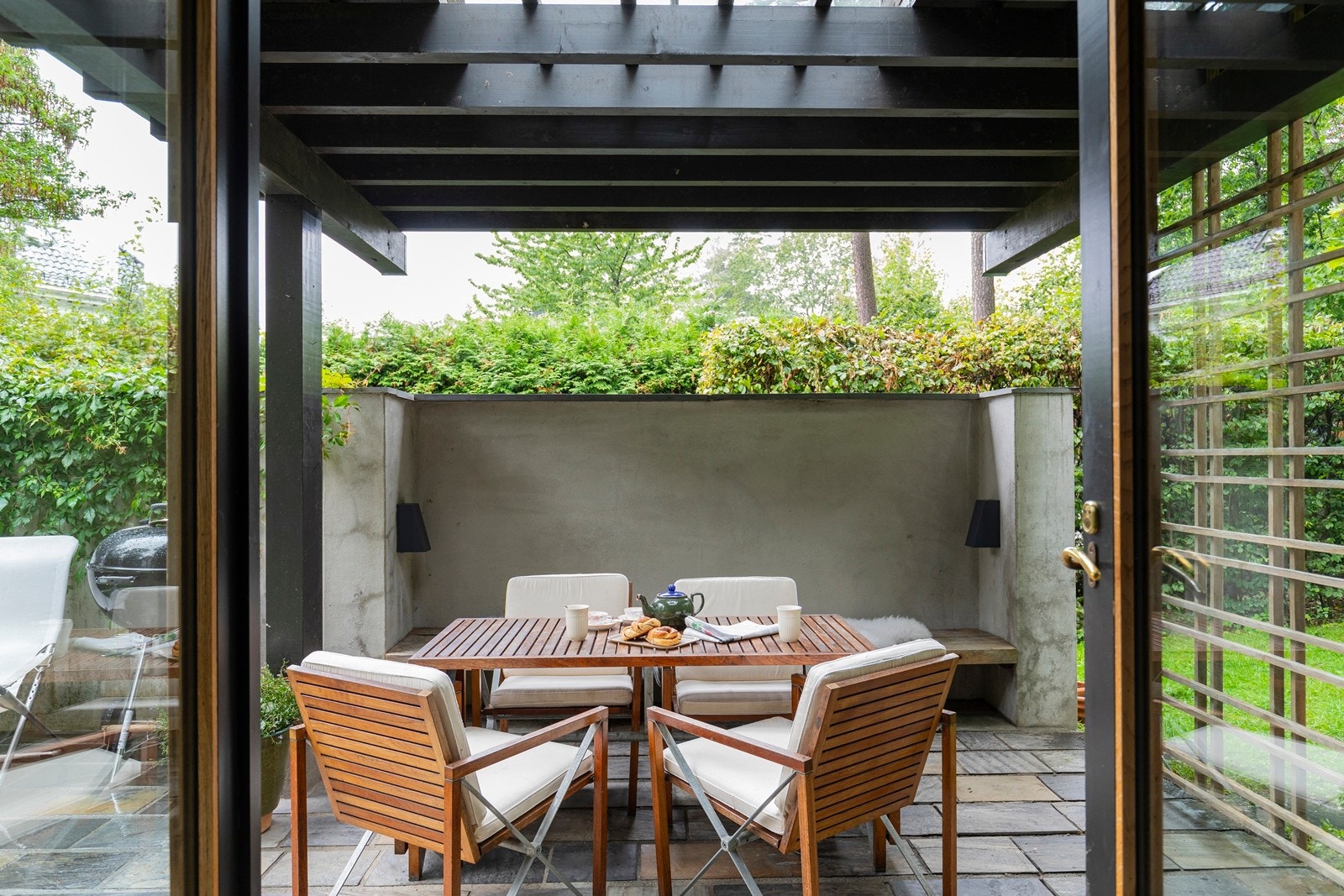 Fra kjøkkenet er det direkte utgang til skiferlagt uteplass på 20 kvm Galleribilde