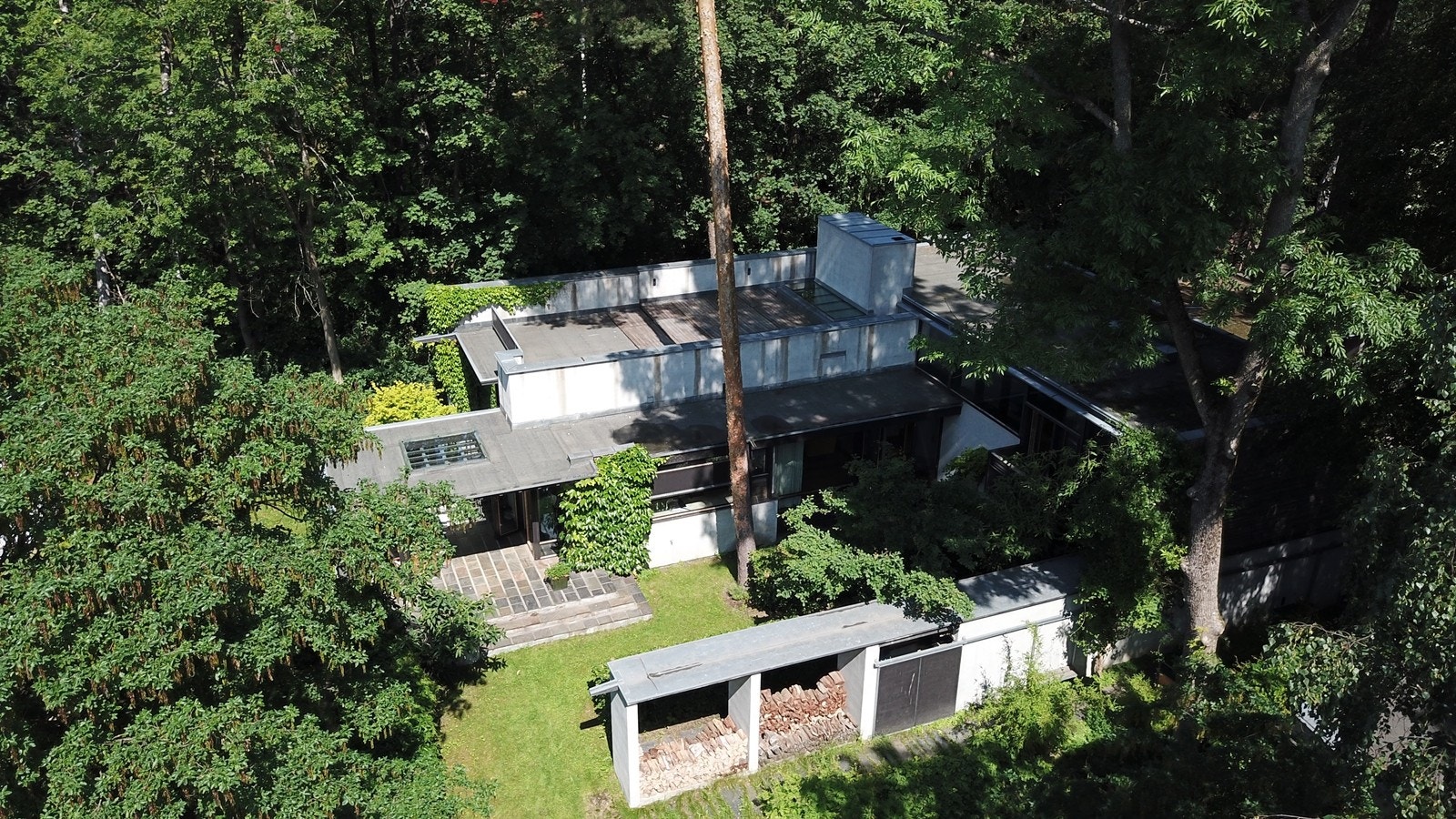 De to boligene er adskilt av en lang tykk vegg, for å danne et skjermet atrium for de to husene Galleribilde