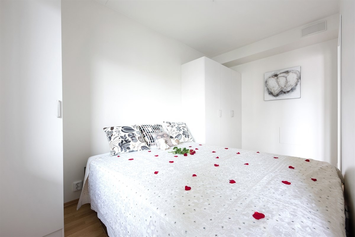 Soverom med god plass til dobbeltseng og garderobeskap. Galleribilde