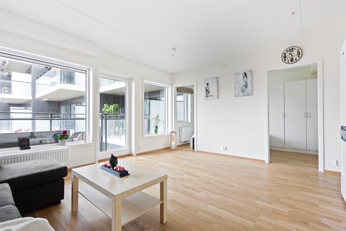 Store vindusflater gir gode innvendige lysforhold. Galleribilde