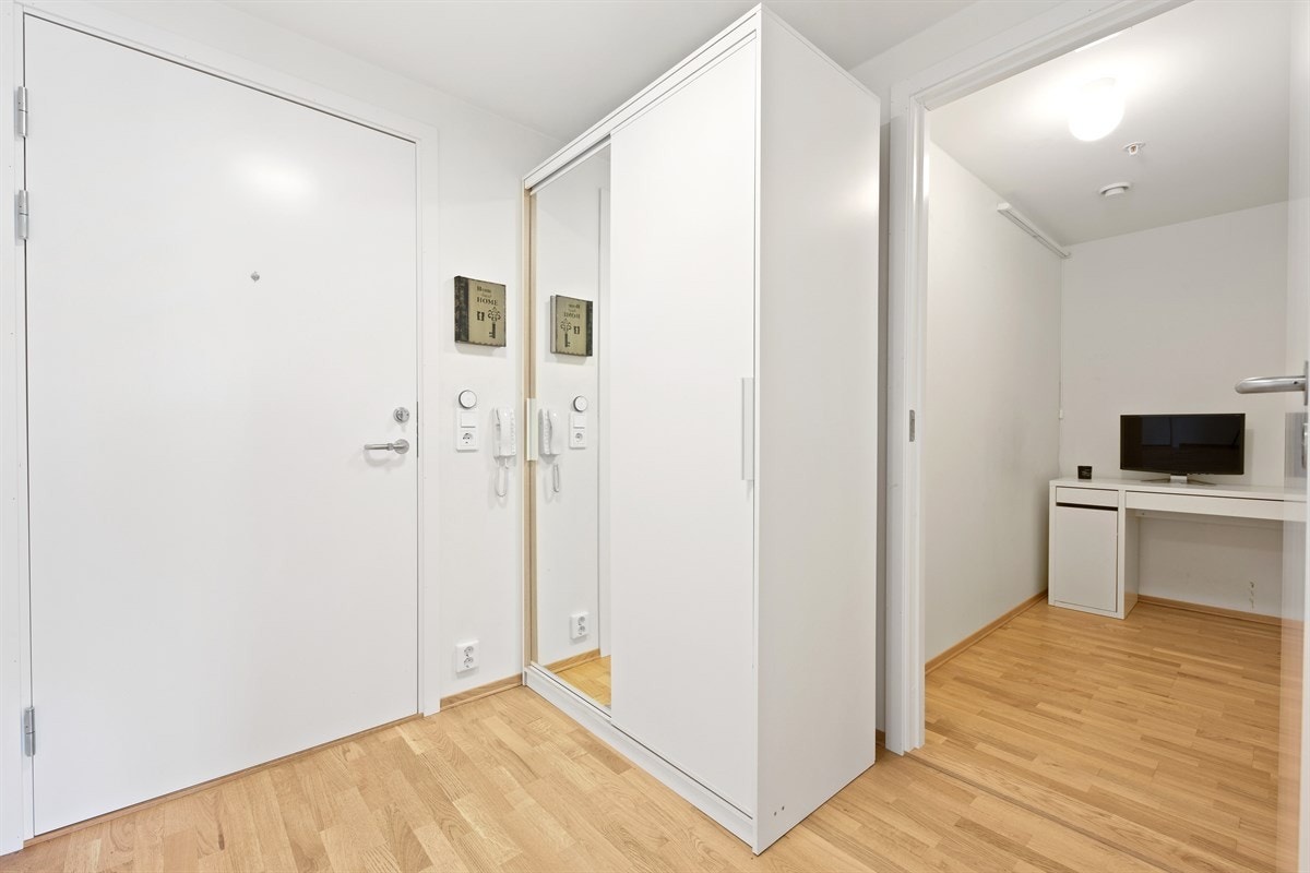 Romslig entré med god plass til å henge fra seg yttertøy og sette fra seg sko. Galleribilde