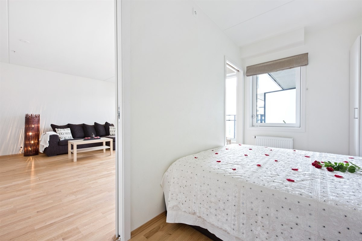 Praktiske skyvedører inn til soverommet. Galleribilde