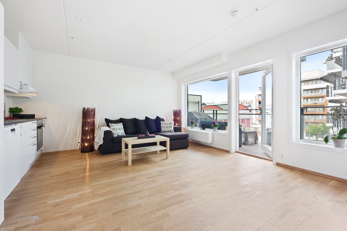Stor og lys stue med god plass til sofagruppe med tilhørende møblement. Galleribilde