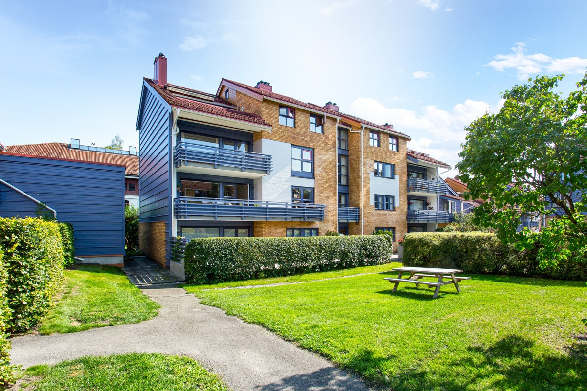 Leiligheten ligger i 2. etg. på Tun 1, med stue og kjøkken mot tunet.