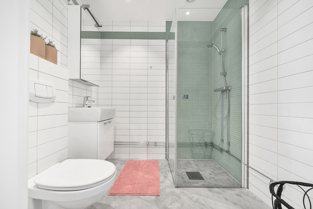 Innbydende bad fra 2010 med nye gulvfliser og dusjdører i 2019. Galleribilde