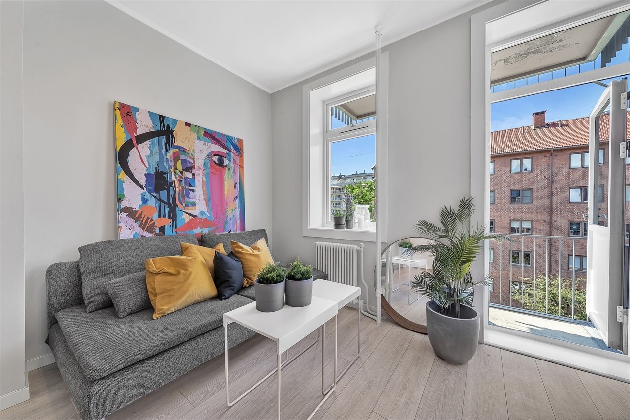 Det er plass til sofagruppe med bord i stuen. Galleribilde