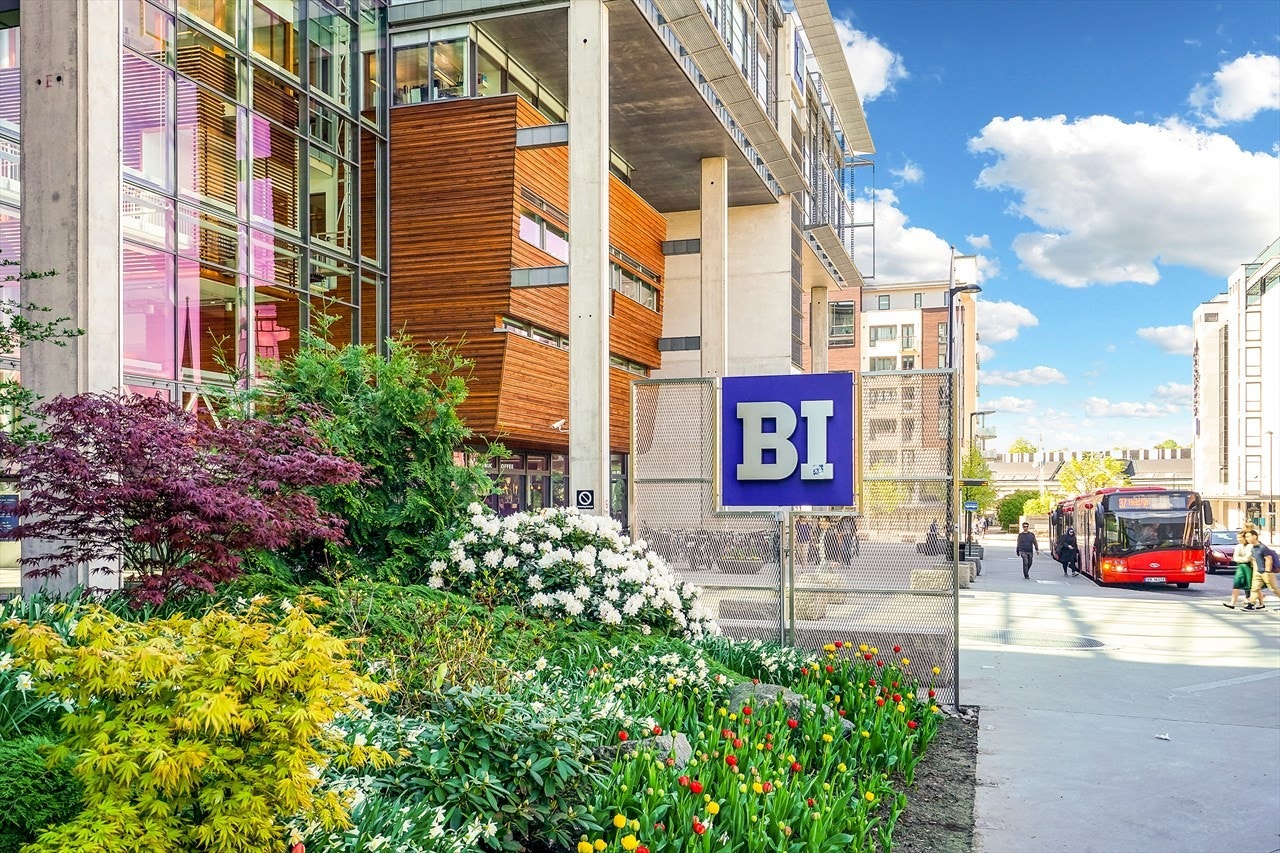 BI Ligger kun en kort spasertur fra boligen. Galleribilde
