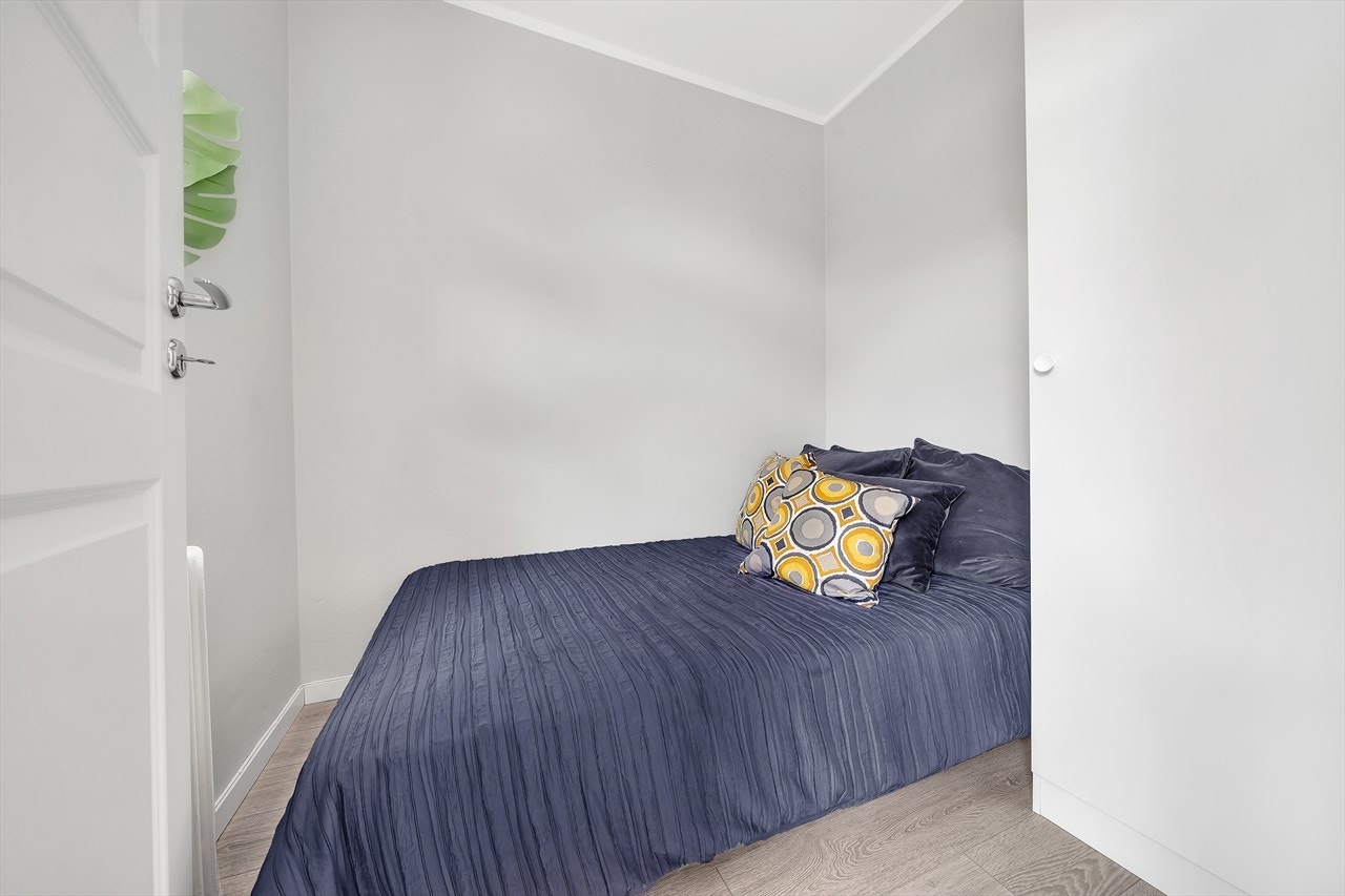 Soverom med plass til dobbeltseng og garderobeskap. Galleribilde