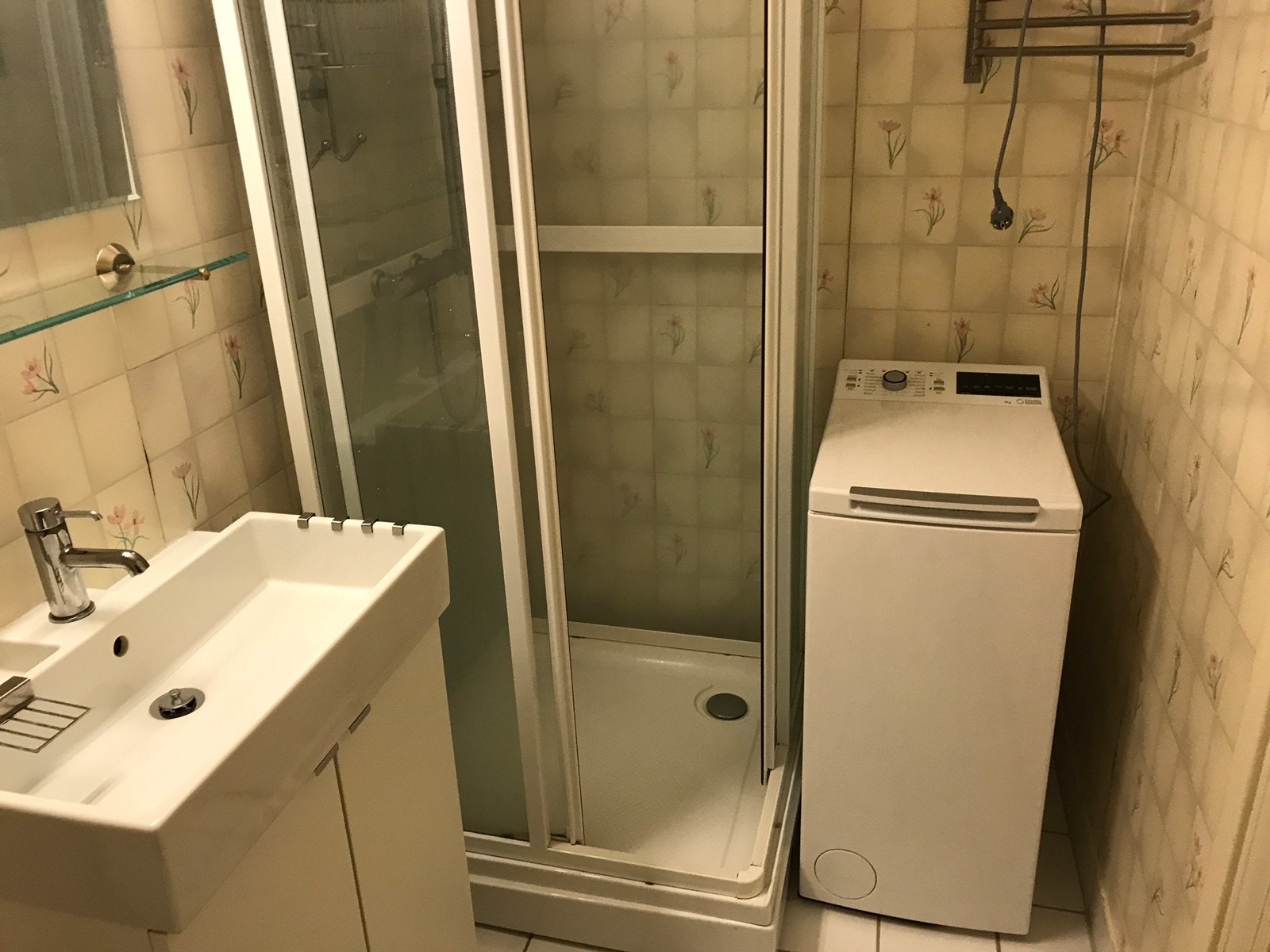 Bad med vaskemaskin Galleribilde