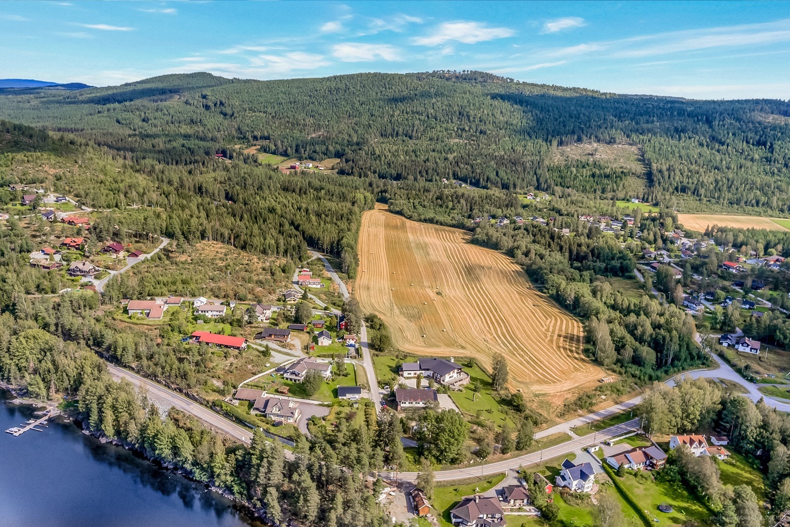 Dronefoto. Kort vei til skog og mark rett bak huset Galleribilde