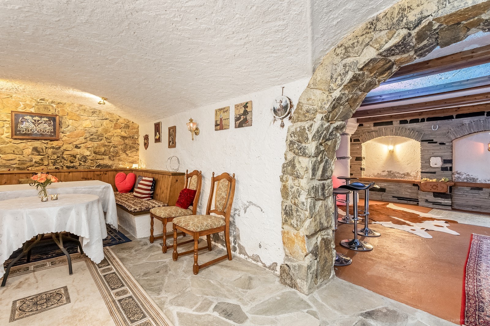 Baren i u. etg. Legg merke til steingulvets detaljer.. Galleribilde