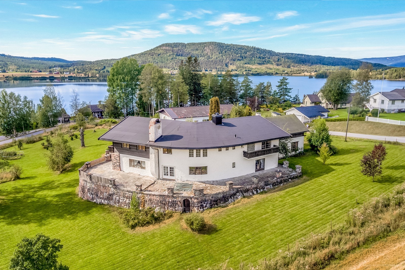 Stor massiv steinterrasse omkring boligen Galleribilde