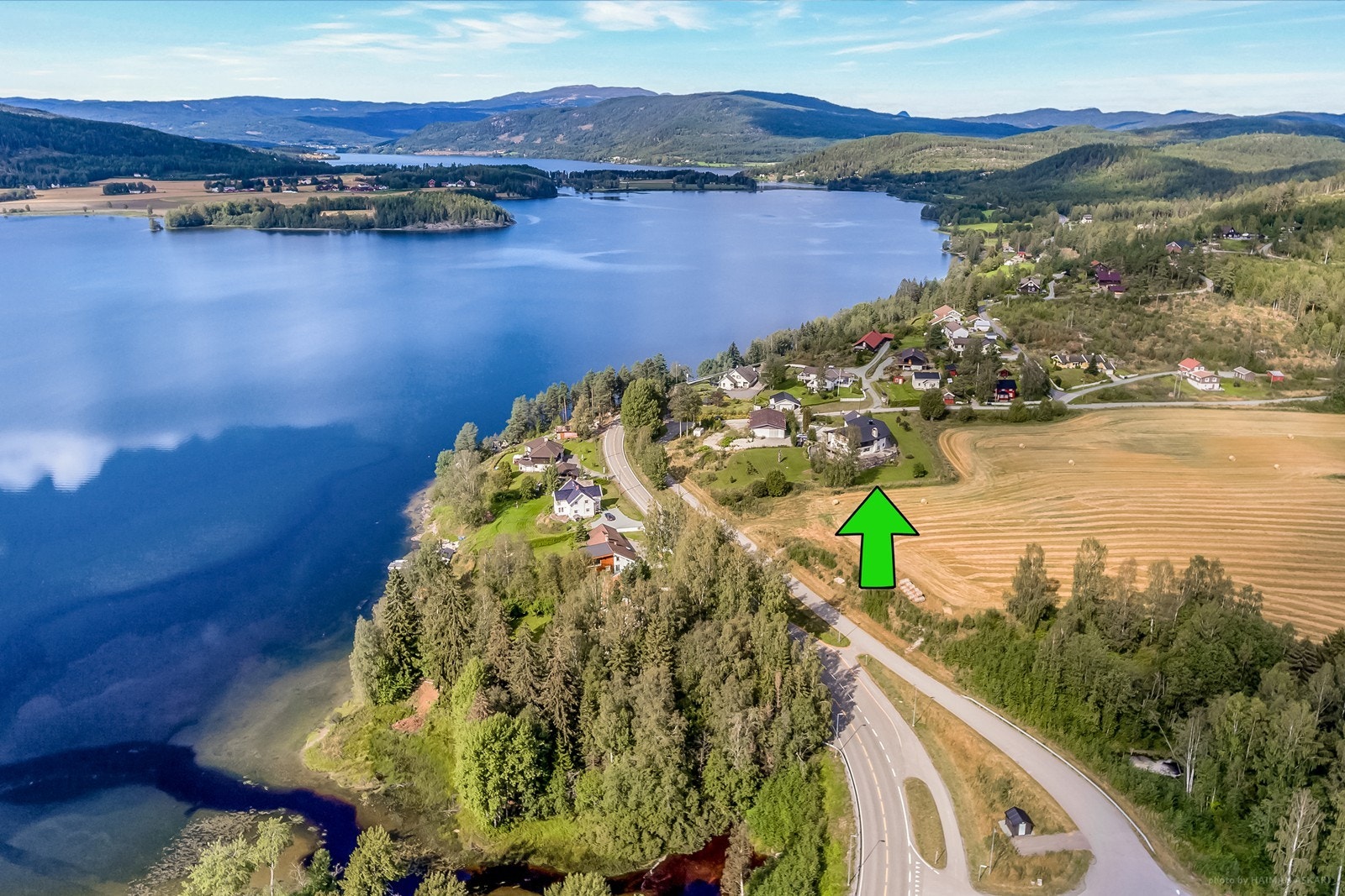 Nydelig beliggenhet ved foten av Krøderfjorden Galleribilde