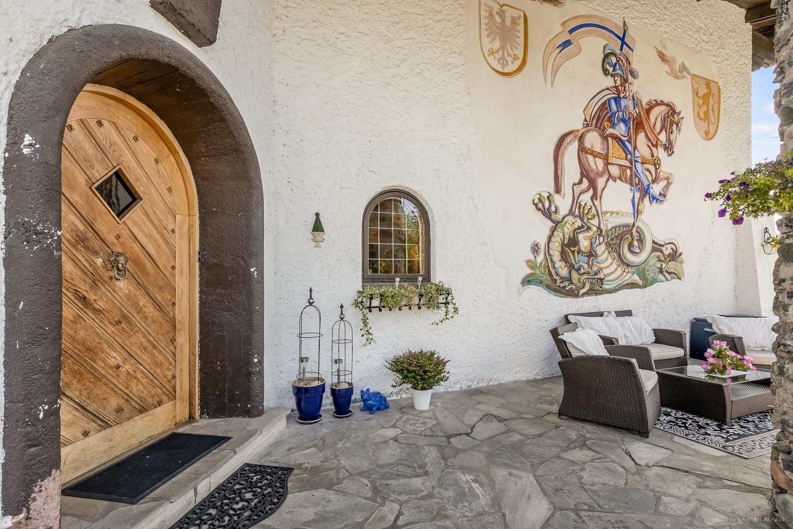 Inngangsdøren sier bare "litt" om hva man kan forvente på innsiden.. Galleribilde