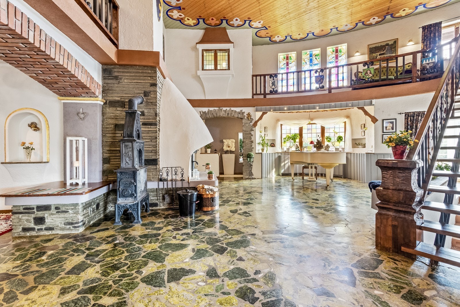 Velkommen inn til en unik hall med hele 5,5 m takhøyde! Galleribilde